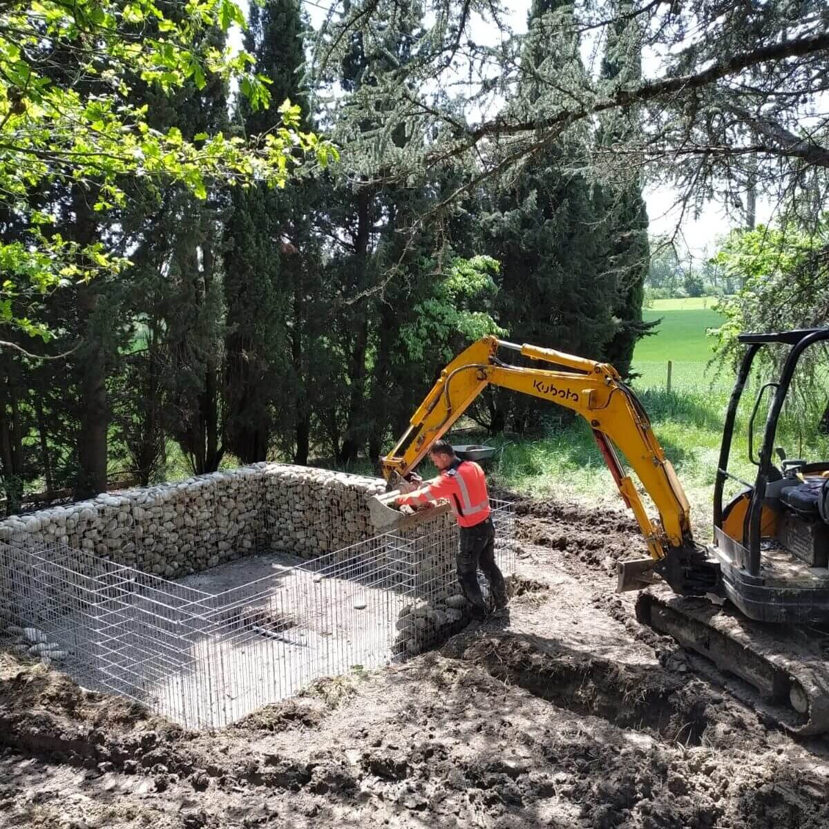 Matthieu en train de remplir les gabions d'une phytoépuration.