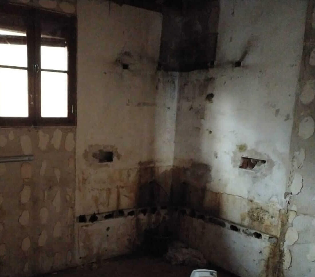 Murs intérieurs de maison humides et moisis.
