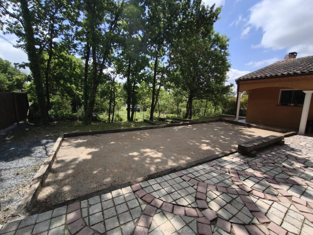 Terrain de pétanque avec traverses de chemin de fer à Técou dans le Tarn