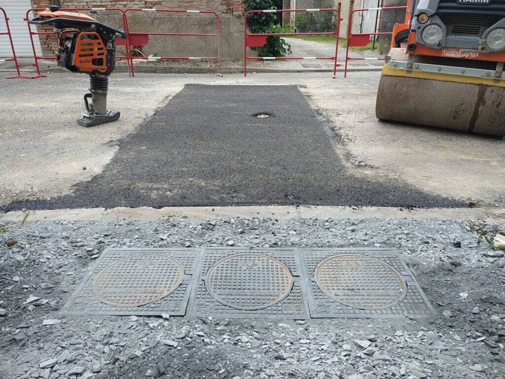 Remise en état de l'enrobé après avoi rebouché la tranchée et empierrement du trottoir