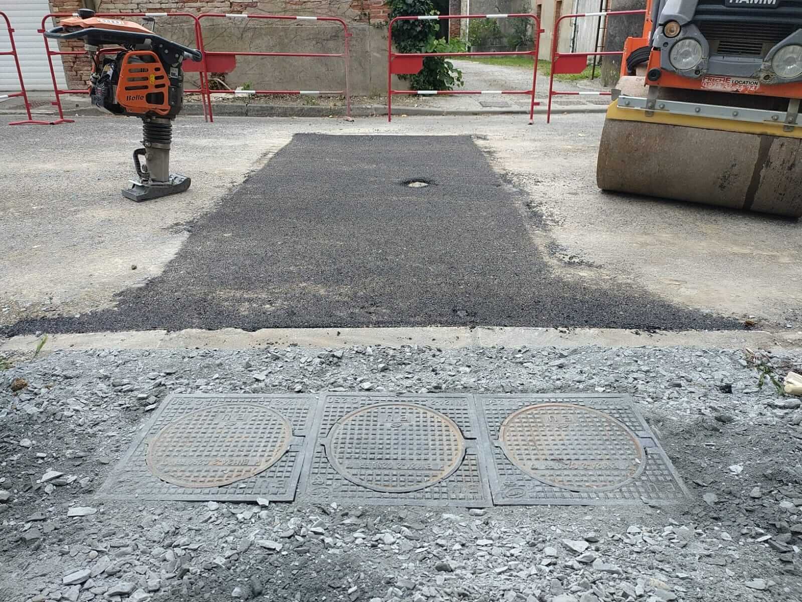 Remise en état de l'enrobé après avoi rebouché la tranchée et empierrement du trottoir