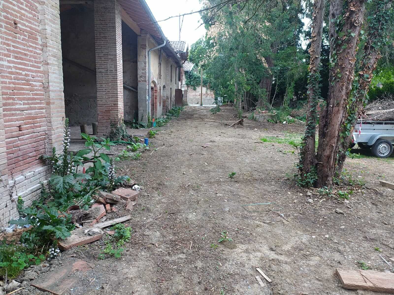 Terrain du batiment après avoir posé les réseaux et rebouché la tranchée à Lapeyrouse fossat