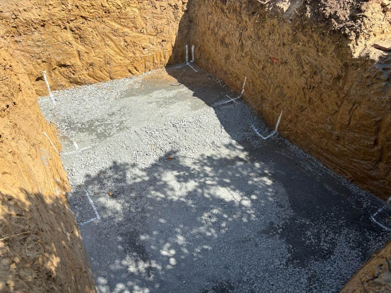 Terrassement du fond de fouille sur 2 niveaux afin d'acceuillir à bonne hauteur les 2 cuves du filtre compact eloy water à Lavaur.