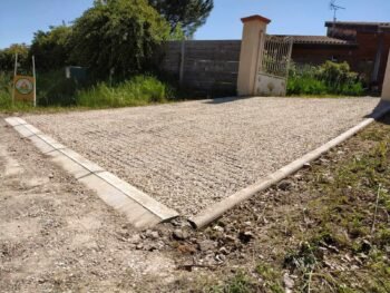 Réalisation d'une allée de maison en pente en nid d'abeilles gravillonnés à Técou 81.