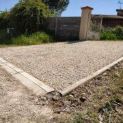 Réalisation d'une allée de maison en pente en nid d'abeilles gravillonnés à Técou 81.