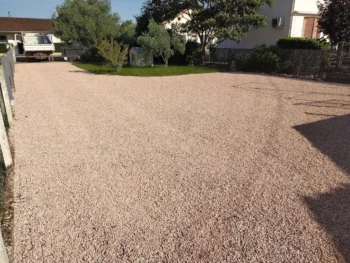 Réalisation d'un parking et d'une allée en nid d'abeilles carrossables gravillonnés à Graulhet 81.