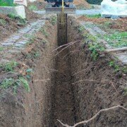 Création d'une tranchée pour rejoindre le réseau pluvial dans la rue à Lagrave.