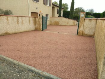 Empierrement d'un parking en gravillon rose à Cadalen.