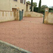 Empierrement d'un parking en gravillon rose à Cadalen.