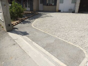 Réalisation d'une allée PMR en béton drainant gris sur la commune de Gaillac dans le Tarn
