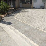 Réalisation d'une allée PMR en béton drainant gris sur la commune de Gaillac dans le Tarn