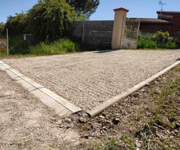 Réalisation d'une allée de maison en pente en nid d'abeilles gravillonnés à Técou 81.