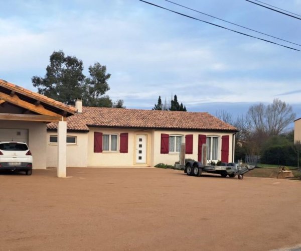 Réalisation d'un parking empierré de 400m² sur la commune de Técou dans le Tarn par l'entreprise M2 Diffusion.