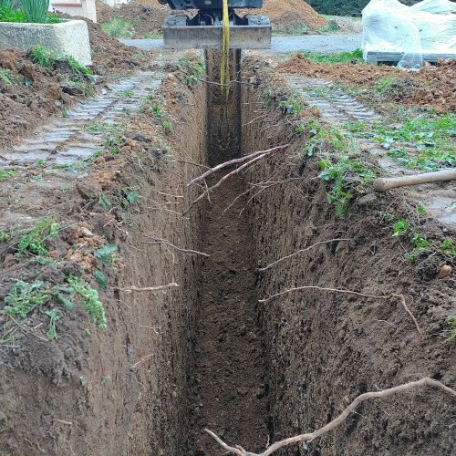 Création d'une tranchée pour rejoindre le réseau pluvial dans la rue à Lagrave.