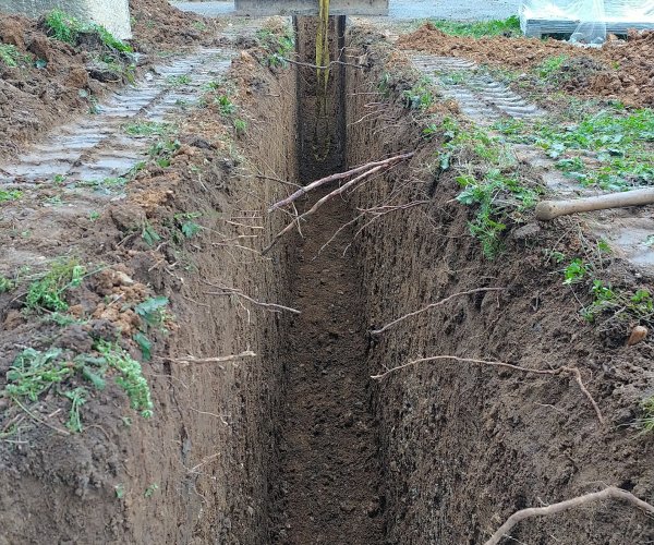 Création d'une tranchée pour rejoindre le réseau pluvial dans la rue à Lagrave.
