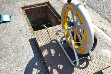 Aiguille de détection au dessus d'une chambre fibre.