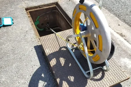 Aiguille de détection au dessus d'une chambre fibre.