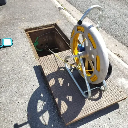 Aiguille de détection au dessus d'une chambre fibre.