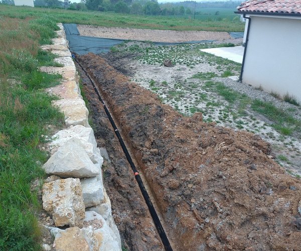 Réalisation d'un drainage avec la gamme Batidrain de chez ATE à Técou.