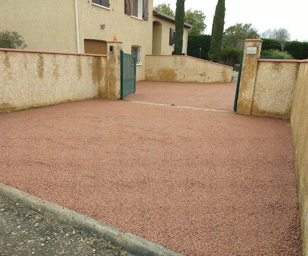 Empierrement d'un parking en gravillon rose à Cadalen.