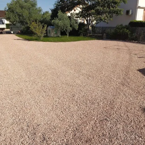 Réalisation d'un parking et d'une allée en nid d'abeilles carrossables gravillonnés à Graulhet 81.