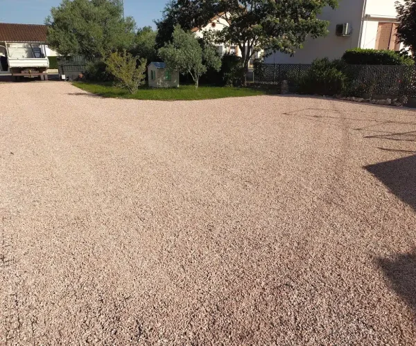 Réalisation d'un parking et d'une allée en nid d'abeilles carrossables gravillonnés à Graulhet 81.