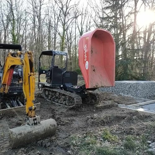 Photo d'une mini pelle et d'un dumper de la marque kubota