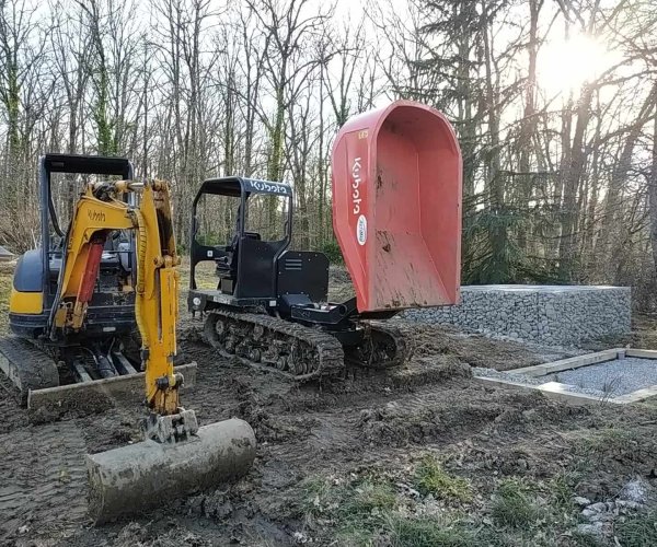 Photo d'une mini pelle et d'un dumper de la marque kubota